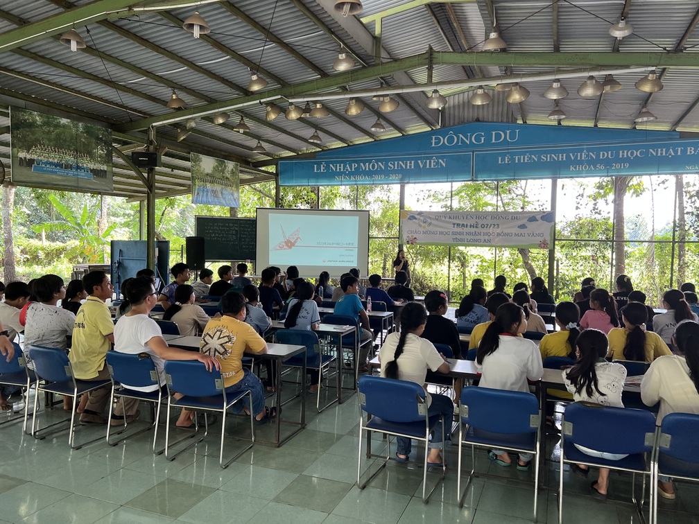 サマーキャンプで現地中学生に折り紙ヒコーキ教室を開催