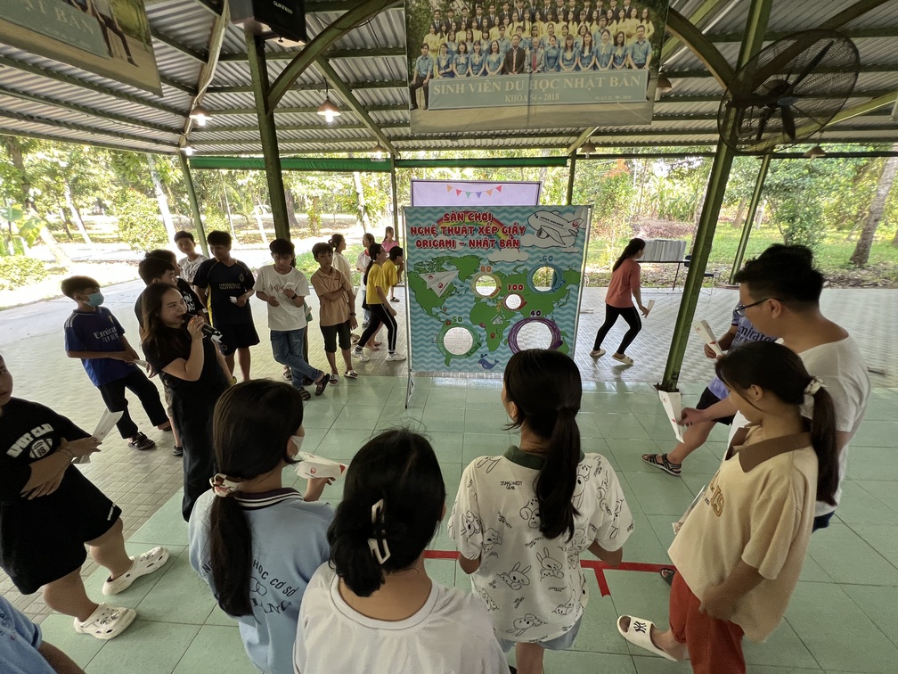 サマーキャンプで現地中学生に折り紙ヒコーキ教室を開催